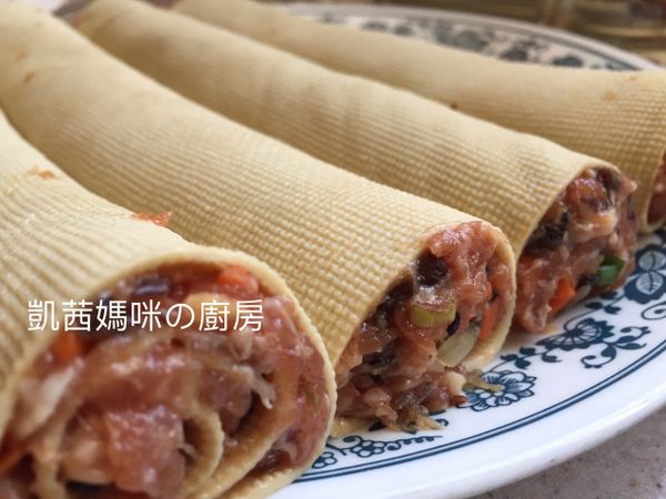 完成的豆腐皮肉捲。媽咪一共做了5捲、2片方形的豆腐皮肉捲。