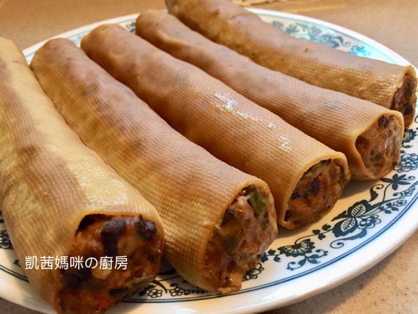 蒸熟的豆腐皮肉捲。