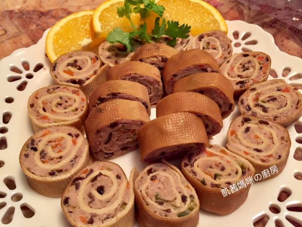 圓滾滾的豆腐皮肉捲，單吃、配飯都美味喔。