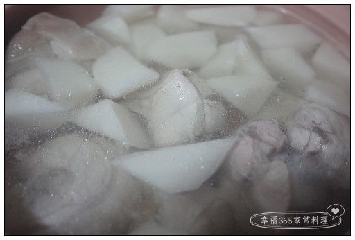 白蘿蔔加入鍋中，燉煮約40分鐘。