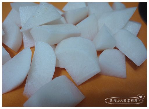 白蘿蔔切塊；金針菇切段；鴻禧菇去蒂後剝成小束。
