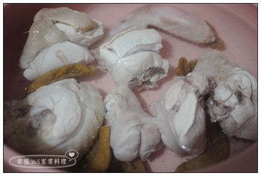 土雞汆湯去血水後放入湯鍋，再加入菜脯及淹過食材的水量。