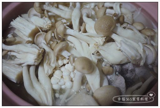 加入所有的菇類，再燉煮10-20分鐘，直到雞肉熟軟。