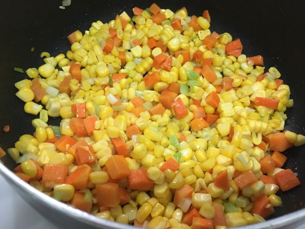下玉米粒拌炒，炒至玉米香氣出來。