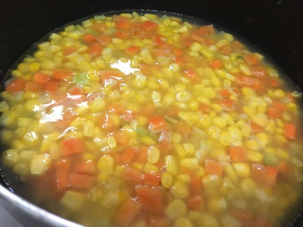 加水淹過食材，燉煮15～20分。燉到湯汁黃黃的。

🌼玉米和紅蘿蔔的甜味一定要燉入湯裡，做起來的滑蛋才會好吃。
🌼燉煮過程中如果湯汁變少，要再補水。總之燉煮完成時，湯汁要保持淹過食材。