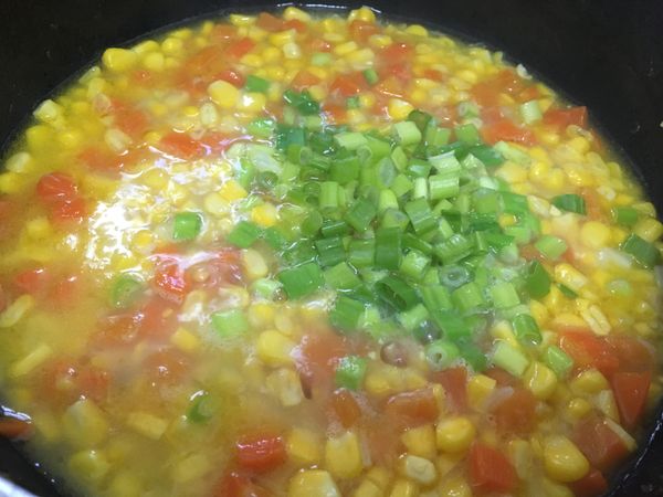 加入蔥綠，攪拌均勻，煮一分鐘。