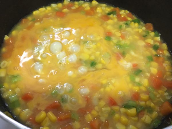 最後加入打散的蛋液，先定格10秒，待蛋液稍稍凝固，開始慢慢畫圓的方式攪拌，然後再拌炒均勻即完成囉！