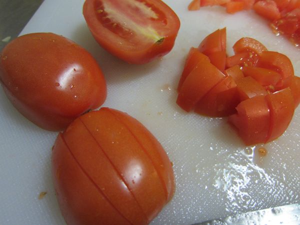 剩下4顆番茄切大丁