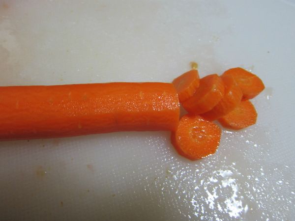 紅蘿蔔切丁(3細根的，比較甜，沒怪味)不放也沒關西，可放蘑菇