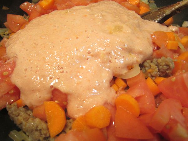 將果汁機的番茄，切丁的番茄，跟蘿蔔放入