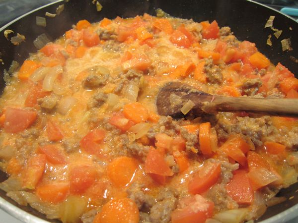 煮到滾，轉中火，加入少許鹽跟黑胡椒。可試味道，胡椒放多一點會香，但太多會嗆喔!