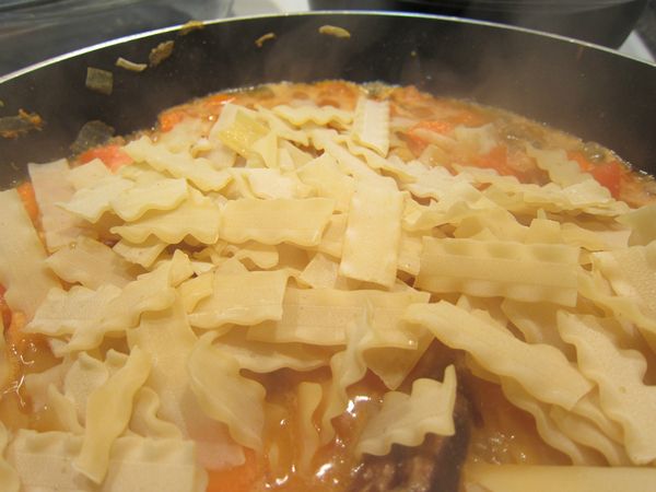 把千層麵的麵條弄成小塊丟入。除非你找的到我照片裡的麵@@。量呢，看你們愛吃麵多還是醬汁多。邊放邊攪拌，到你覺得差不多就可