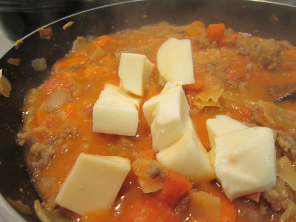 把1/3的莫薩里拉芝士切塊，分散放入