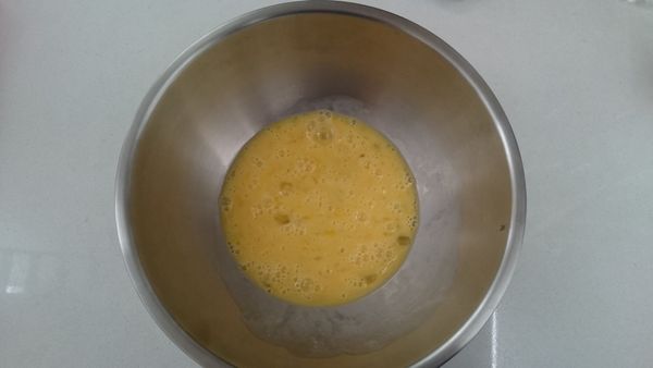 將蛋打勻後加入低筋麵粉與水.鹽巴後成為基礎麵糊備用。