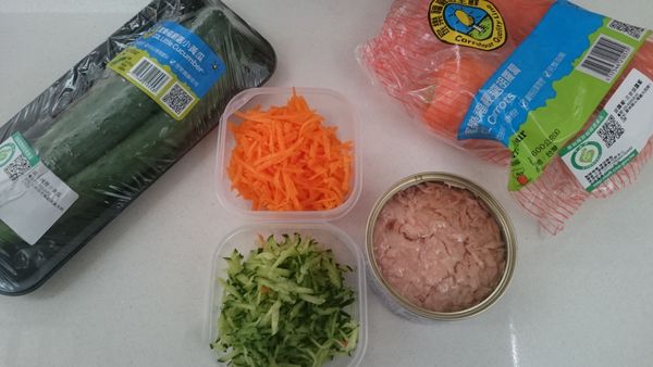 將小黃瓜2條、胡蘿蔔1條刨絲後備用。