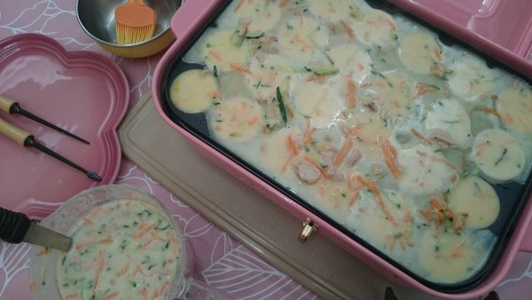 使用章魚燒機預熱抹油後倒入麵糊將其煎至金黃酥脆後即可完成。