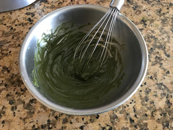 抹茶粉用小篩子篩入盆中，再加入二大匙的熱水拌勻。