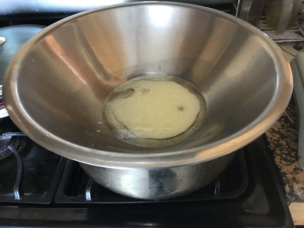 沙拉油、牛奶置盆中，坐熱水上加熱約1分鐘。