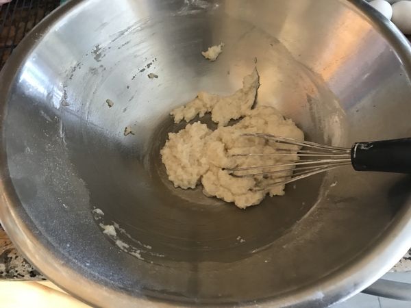 加入糖50g攪拌至糖溶化，然後離開熱水，篩入低粉拌勻。