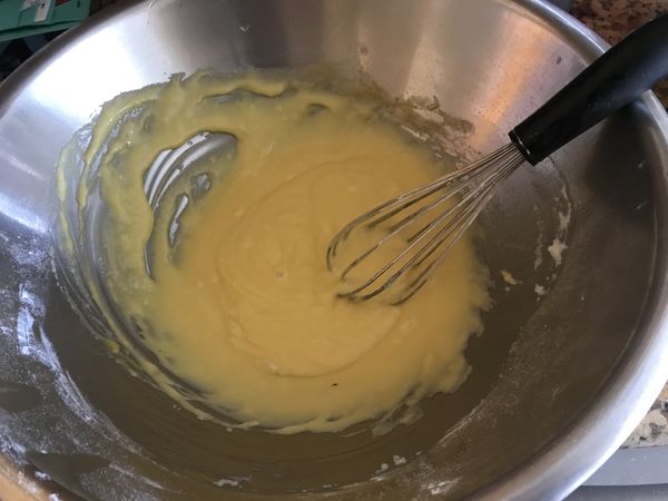 加入蛋黃與麵糊攪拌均勻。