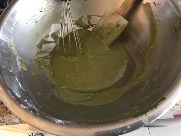 再加入拌勻的抹茶粉攪拌均勻。