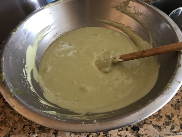 蛋白加檸檬汁，打至起粗泡後，分三次加入糖100g，打至濕性發泡。分兩次和抹茶蛋黃糊拌勻。