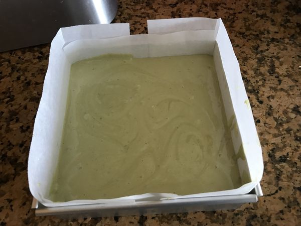 倒入舖好烘焙紙的8吋正方烤模，震出空氣。