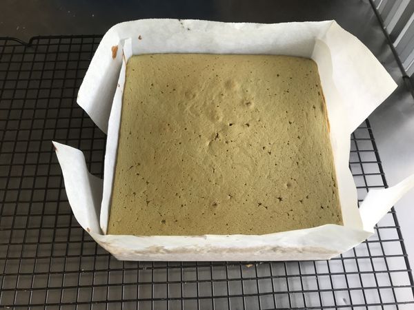 350°F/185°C烤約35分鐘，或用竹籖測試，不沾生料即可。出爐後拖出烤模，放涼架上降溫，並撕開周圍的烘焙紙。完全冷卻後，橫切成三片。