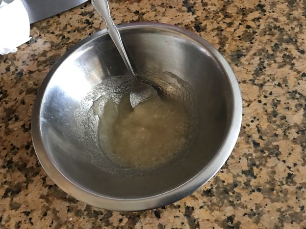 吉利丁粉加水泡開，靜置約10分鐘。