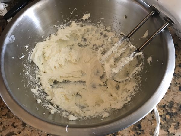 室溫軟化的奶油起司打勻。