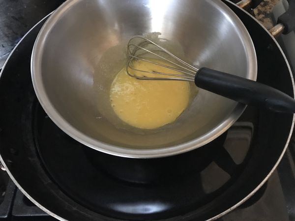 2個蛋黃和40g的糖攪散後隔水加熱至糖完全溶解。