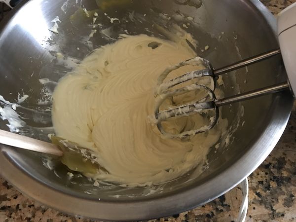 將蛋黃倒入起司糊中拌勻。