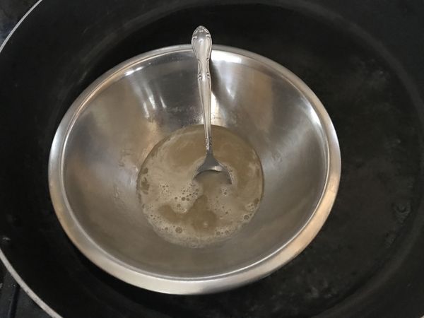 泡好的吉利丁粉隔水加熱溶成液狀。