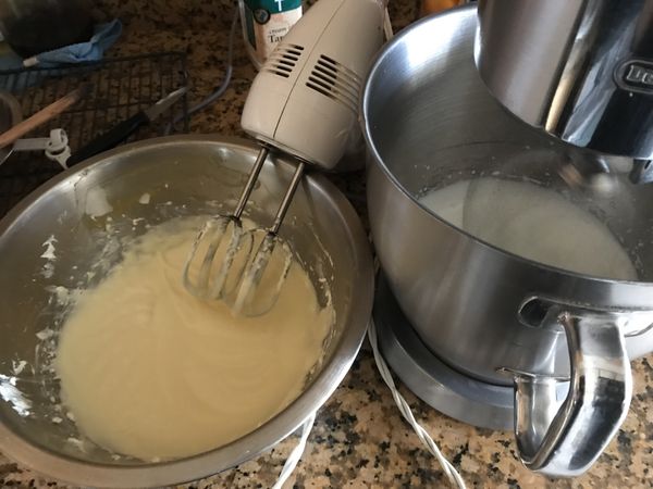 吉利丁液加入作法（12）中拌勻，同時將300g的鮮奶油打至6分發，即目視出現淺淺的紋路，但仍呈現流動狀。然後將鮮奶油與起司糊拌勻。