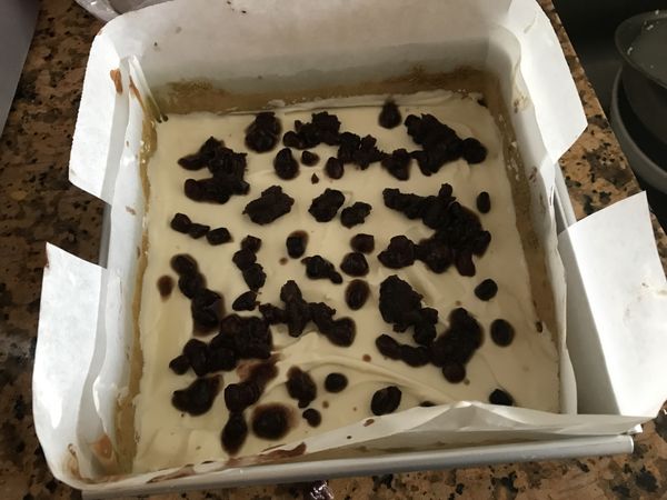 取一片蛋糕置模型中，倒入約一半的起司糊，表面撒上一半分量的蜜紅豆。再蓋上第二片蛋糕片，重複倒入餘下的起司糊及蜜紅豆。