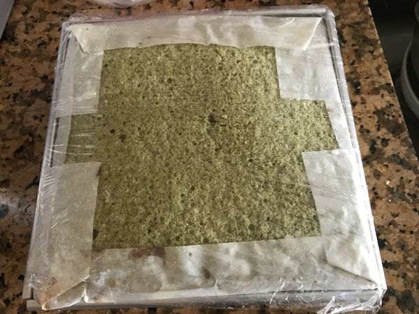 最後蓋上第三片蛋糕，用保鮮膜包住表面，冷凍二小時。