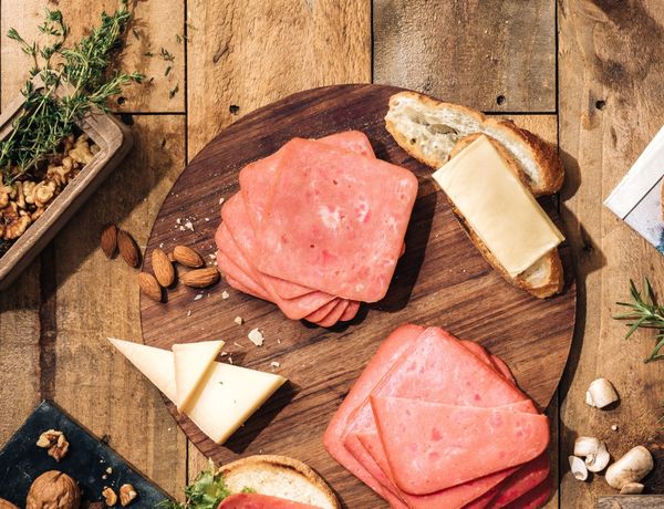 蓋上一片吐司，然後把火腿切絲後擺上去。
*若想增加火腿的香氣，可用攝氏170度烤約3分鐘，或在鍋內用溫火煎，表面稍微有油脂即可取出。