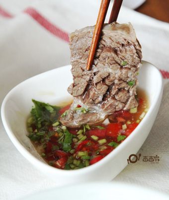 蘸醬魚露作法：1.取一容器將開水、魚露與糖放入攪拌至糖融化。
2.加入蒜末、辣椒末、檸檬汁、小番茄拌勻即完成。