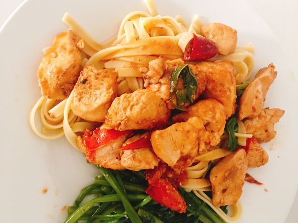 先把雞胸肉切塊
加入蒜泥和醬油醃ㄧ下
蕃茄切塊