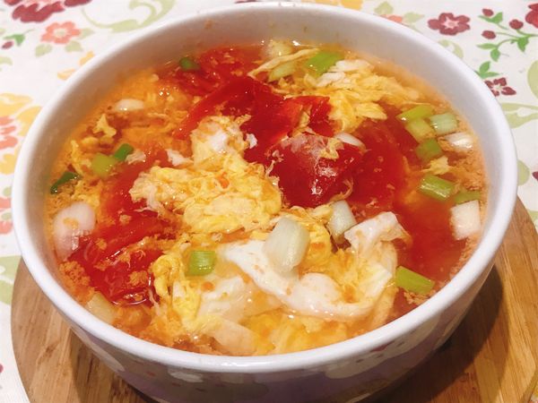 湯滾加鹽調味，撒上蔥花