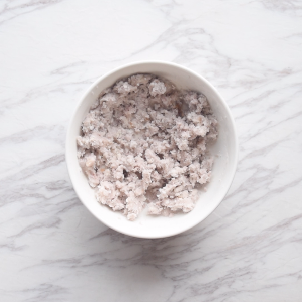 南瓜趁熱加入白糖搗成泥狀