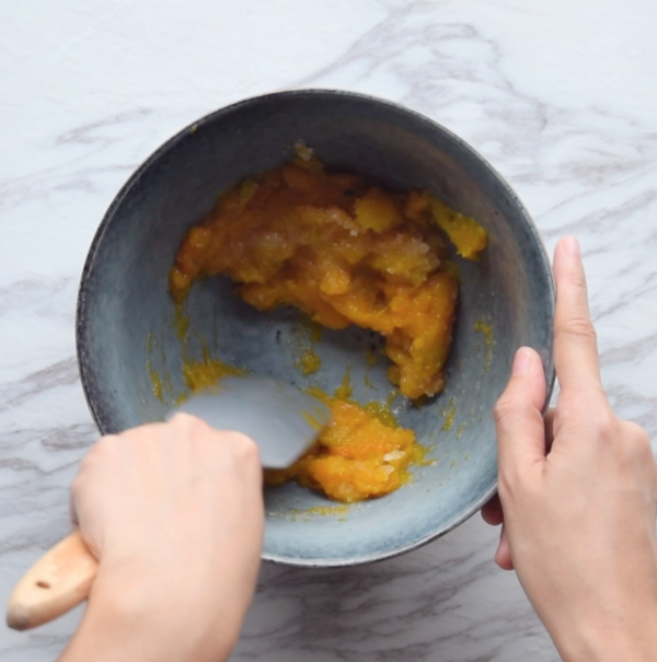 芋頭也是趁熱加入白糖和牛奶搗成泥狀備用