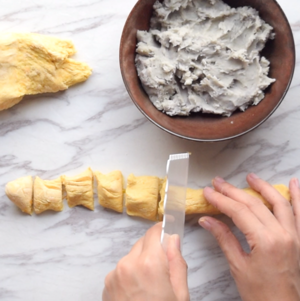 將南瓜麵糰分割成20g大小搓成圓形，和芋頭餡比例是3:4