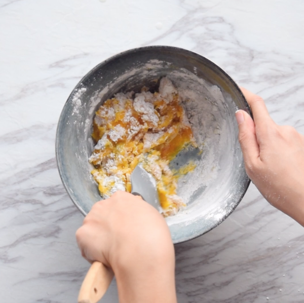 南瓜分段加入糯米粉，慢慢揉捏直到不黏手