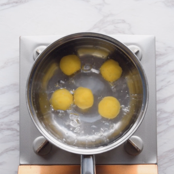 將湯圓放入沸水裡直到浮起