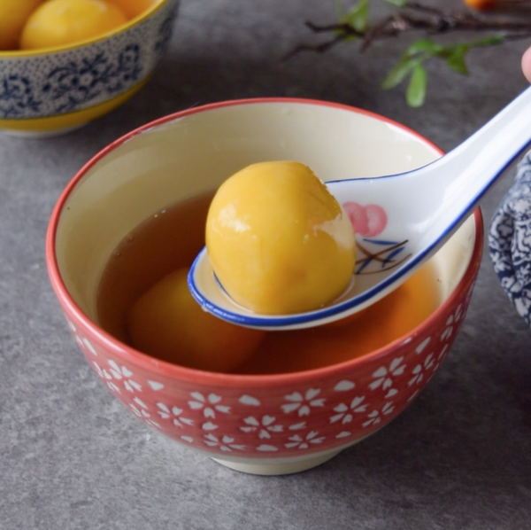 把菊花茶倒入湯圓即可