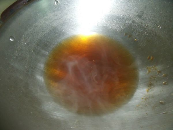 將冰糖2大匙,水大匙用小火煮至咖啡色,至咖啡色後倒入一杯的滾水,熄火盛起備用