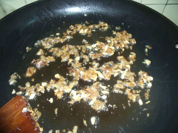 鍋裡放少許油,將蒜末,紅蔥末用小火炒至金黃色