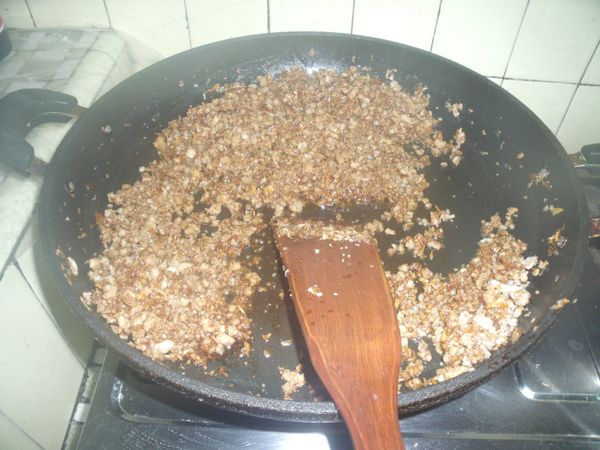 倒入醬油,塩,五香粉,花生醬炒至醬油香氣出來才可以