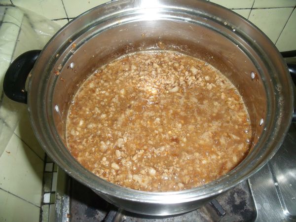 換個較深的鍋子,這樣加入的水量較容易準確,開小火,倒入第三步驟的糖水,如果不足淹過肉,加些水即可